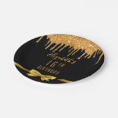16th誕生日パーティーブラック金ゴールドボウグリッタードリップ ペーパープレート (アングル)