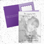 16th amazing name purple birthday photo カード<br><div class="desc">5祝インチx 7インチの誕生日カーパーソナライズされたドとスタイルして大きな日！独自の写真を追加お気に入りのし、そのクラシックの外観のためのソフトな色あせたフィルターと時代を超越した白黒のデザインに変換される。カスタマイズ16、21、30、またはそれ以上の甘い年齢やマイルストーンに合わせた文字。おもしろいで心のこもった完璧モダンな形見。彼らの誕生日を特別に作るカードで彼らのユニークでスマイルを持って来る。パープル</div>