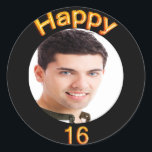 16th birthday partyフォトブラック金ゴールド ラウンドシール<br><div class="desc">男の人のための16歳の誕生日パーティーのためのシール。写真のテンプレート。黒い背景と文字：ハッピー16.文字は書トレンディー金ゴールドのバフェイクルーンスクリプトを使用。</div>
