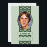 16th Birthday Party招待写真 名前 招待状<br><div class="desc">16th誕生日パーティーの招待。男性または女性に適した非常にエレガントな誕生日パーティーの招待。緑が縁どパターン（の模様が）あるの人の写真を引き起こす。写真の下に名前を追加すると、非常にユニーク招待状がある。</div>