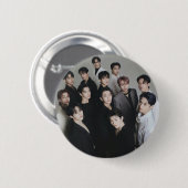 17人のメンバーがいるボタン 缶バッジ (正面&裏面)