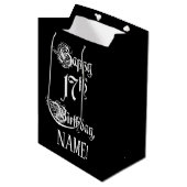 17番目の誕生日: ファンシー、スクリプエレガントト+名前をカスタムする ミディアムペーパーバッグ (正面アングル)