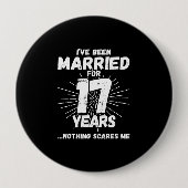 17結婚した年17おもしろい周年 缶バッジ (正面)