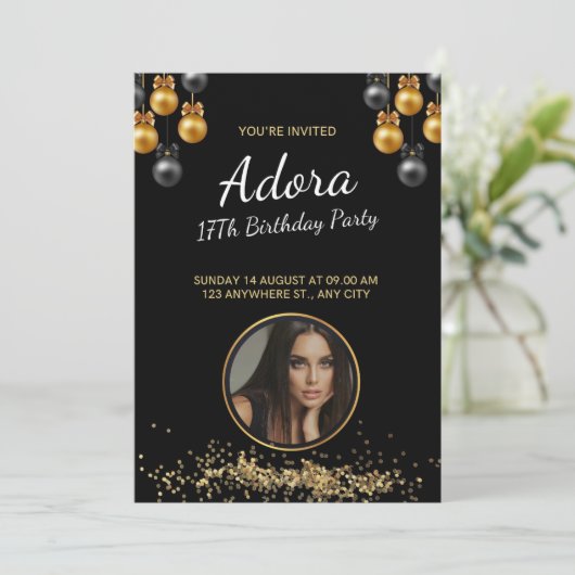 17誕生日エレガントとバモダンルーン付き黒 招待状 (スタンド正面)
