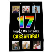 17誕生日：レインボー「17」、写真カスタムと名前 ミディアムペーパーバッグ (裏面)