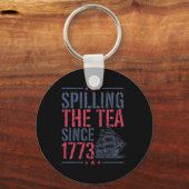 1773年おもしろい以来、7月4日にお茶を注いだ キーホルダー (正面)