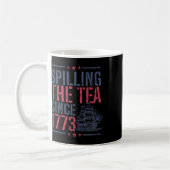 1773年おもしろい以来、7月4日にお茶を注いだ コーヒーマグカップ (左)