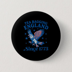 1773年からイギリスを茶袋で困らせてやっている 愛国的な鷹の4日 缶バッジ