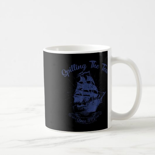 1773年から紅茶をこぼしまくるアメリカ独立記念日 ジョークTシャツ コーヒーマグカップ (右)