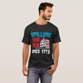 1773年から紅茶をこぼしまくる独立記念日のTシャツ Tシャツ (正面フル)