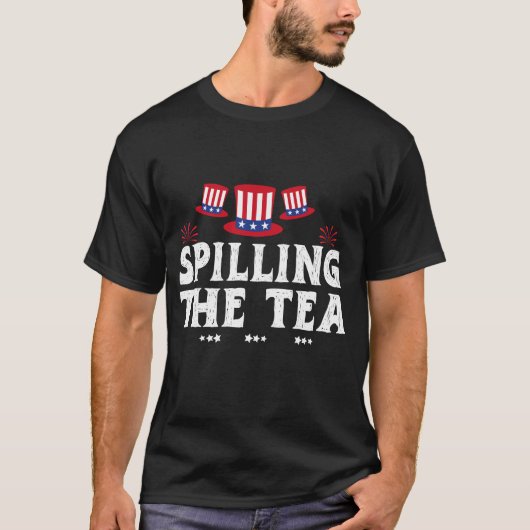 1773年から紅茶をこぼしまくる独立記念日のTシャツ Tシャツ (正面)