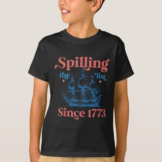 1773年から紅茶をこぼしまくる独立記念日 Tシャツ (正面)