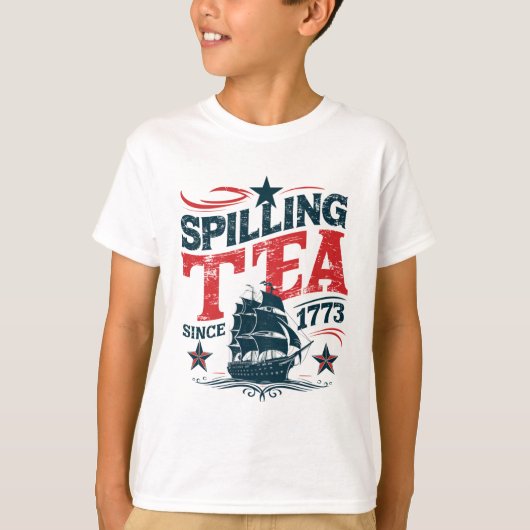 1773年から紅茶をこぼしまくる面白い7月4日 Tシャツ (正面)