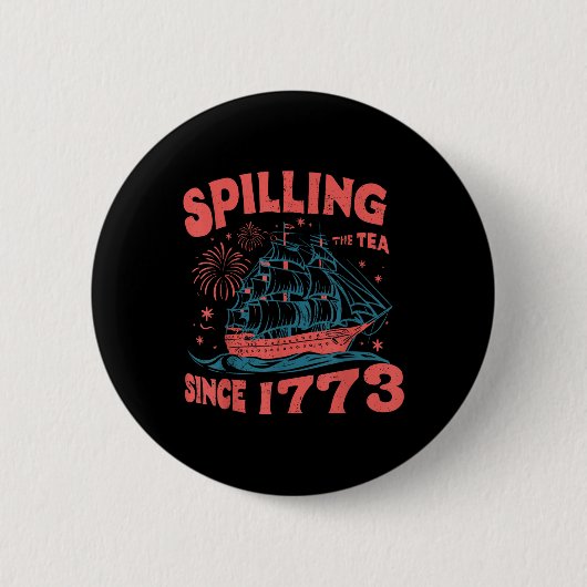 1773年から紅茶をこぼしまくる7月4日のアメリカ独立記念日 ジョーク 歴史 レトロ 缶バッジ (正面)
