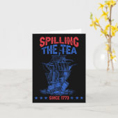 1773年から紅茶をこぼしまくる7月4日 歴史好きなアメリカ人への面白いギフト カード (黄色い花)
