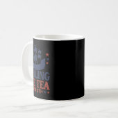 1773年から紅茶をこぼしまくる7月4日 歴史好きな人への面白いギフト コーヒーマグカップ (正面左)