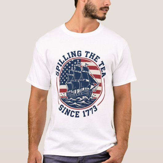 1773年から紅茶をこぼしまくる ボストンティーパーティー Tシャツ (正面)