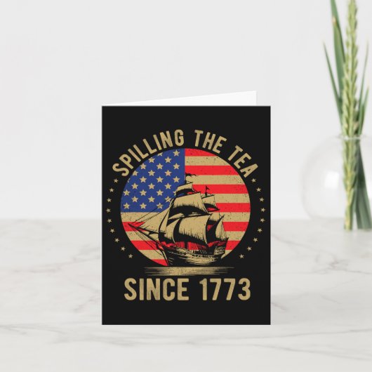 1773年から紅茶をこぼし続ける4th July面白グッズ アメリカ生まれの自由 カード (正面)