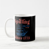 1773年から紅茶をこぼし続ける 愛国的な7月4日  コーヒーマグカップ (左)