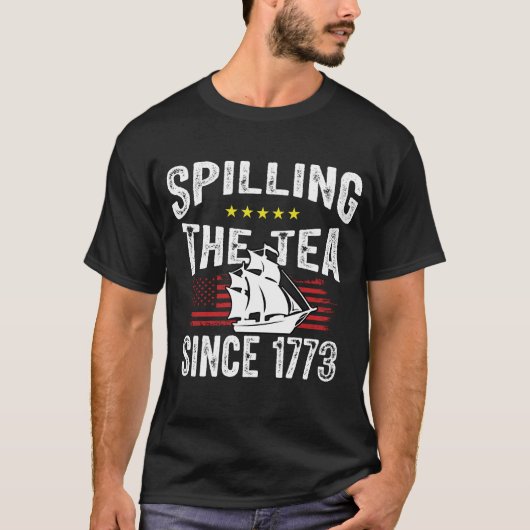 1773年から紅茶をこぼし続ける 独立記念日Tシャツ Tシャツ (正面)