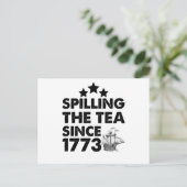 1773年から紅茶をぶちまけてきた愛国的な7月4日 ポストカード (スタンド正面)