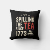 1773年から紅茶を溢す7月4日の愛国心 クッション (正面)