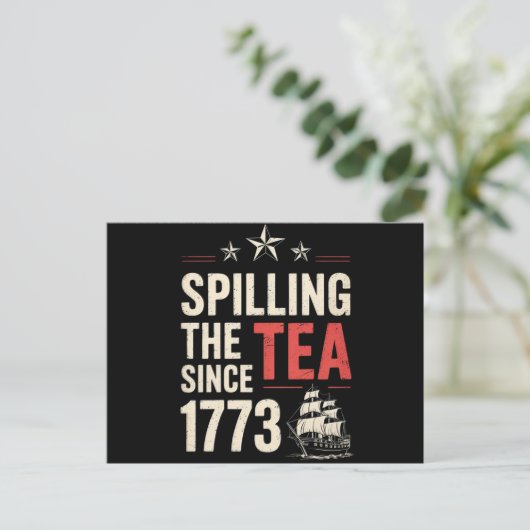 1773年から紅茶を溢す7月4日の愛国心 ポストカード (スタンド正面)