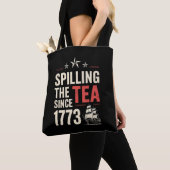 1773年から紅茶を溢す7月4日の愛国精神 トートバッグ (クローズアップ)
