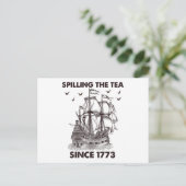 1773年から茶をこぼしてきた愛国的な7月4日 ポストカード (スタンド正面)