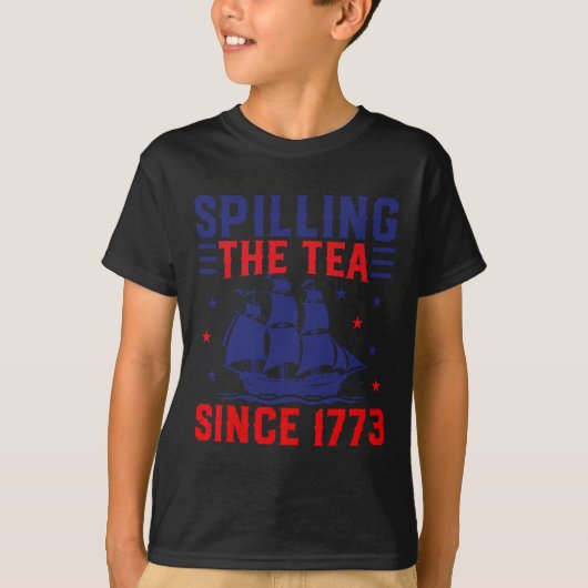 1773年から7月4日にお茶を注ぐ Tシャツ (正面)
