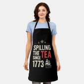 1773年以来紅茶を溢すアメリカ独立記念日愛国心 エプロン (着用した状態)