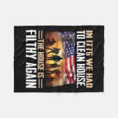 1776おもしろい年にはTシャツを掃除しなければならなかった – Un フリースブランケット (正面(横))