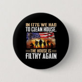 1776おもしろい年にはTシャツを掃除しなければならなかった – Un 缶バッジ (正面)
