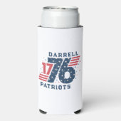 1776パーソナライズされた年7月4日の独立記念日 スリム缶クーラー (Seltzer裏面)