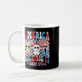 1776年からアメリカを殺し続けるグルーヴィーなホラー4th コーヒーマグカップ (左)