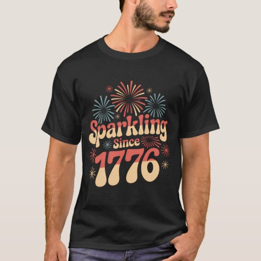 1776年から輝き続ける 7月4日 米国の愛国心 Tシャツ (正面)