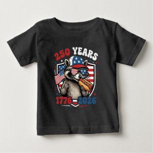 1776年から2026年までの250年 アメリカ独立記念 アライグマ パトリオ ベビーTシャツ