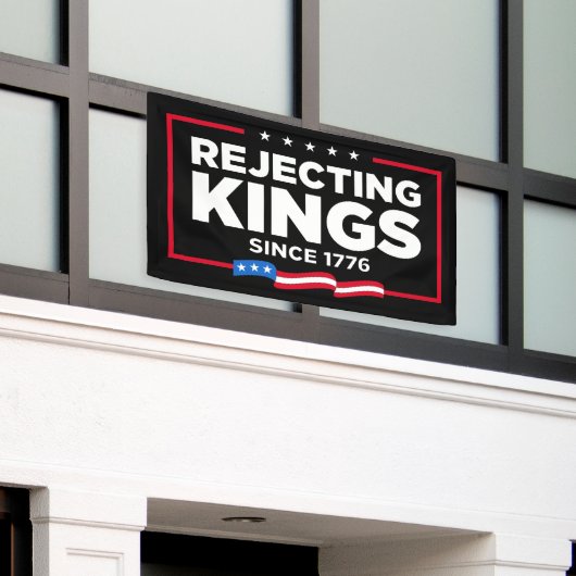 1776年の愛国的なアメリカ国旗からの王の拒絶 横断幕 (ビルの外側)