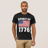 1776年の愛国的な黒Tシャツの精神 Tシャツ (正面フル)