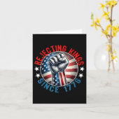 1776年以来の王を拒否するハンドグリップデザイン カード (黄色い花)