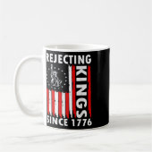 1776年以来の王を拒否するハンドグリップデザイン コーヒーマグカップ (左)