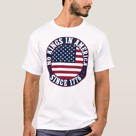 1776年米国国旗からアメリカの王はいない Tシャツ (正面)