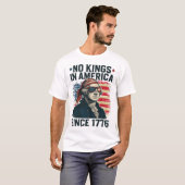 1776年米国国旗からアメリカ動揺してに王はいない Tシャツ (正面フル)