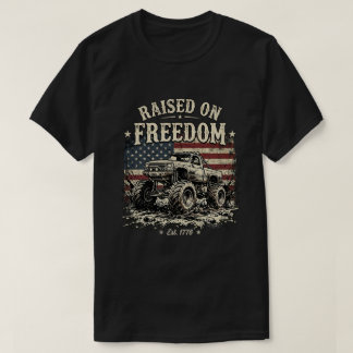 1776 アメリカ国旗: フリーダム モンスタートラックを駆り上げる Tシャツ