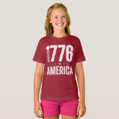 1776 アメリカ 歴史的自由 白タイポグラフィー Tシャツ (正面フル)