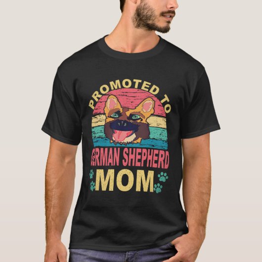 17 ジャーマンシェパードのママに昇進 ジャーマンシェパード Tシャツ (正面)
