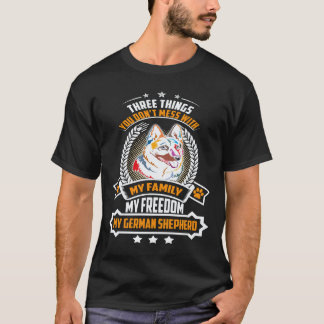 17 私の家族、私の自由、私のFに手を出すな3つのもの Tシャツ