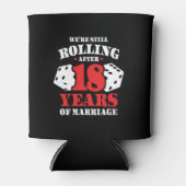18おもしろい周年記念結婚したカップル18年 缶クーラー (正面)