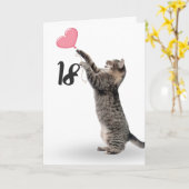 18よくはしゃぐ歳の誕生日のタビー猫 カード (黄色い花)