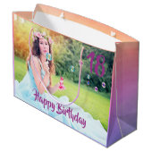 18歳の誕生日カスタム写真パープルガール ラージペーパーバッグ (裏面アングル)